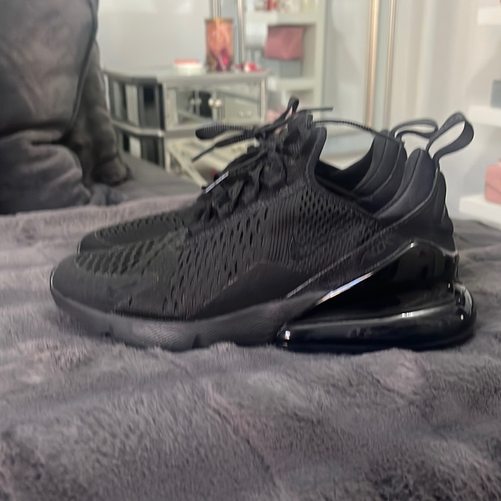 Womens size 8 air max 270’s